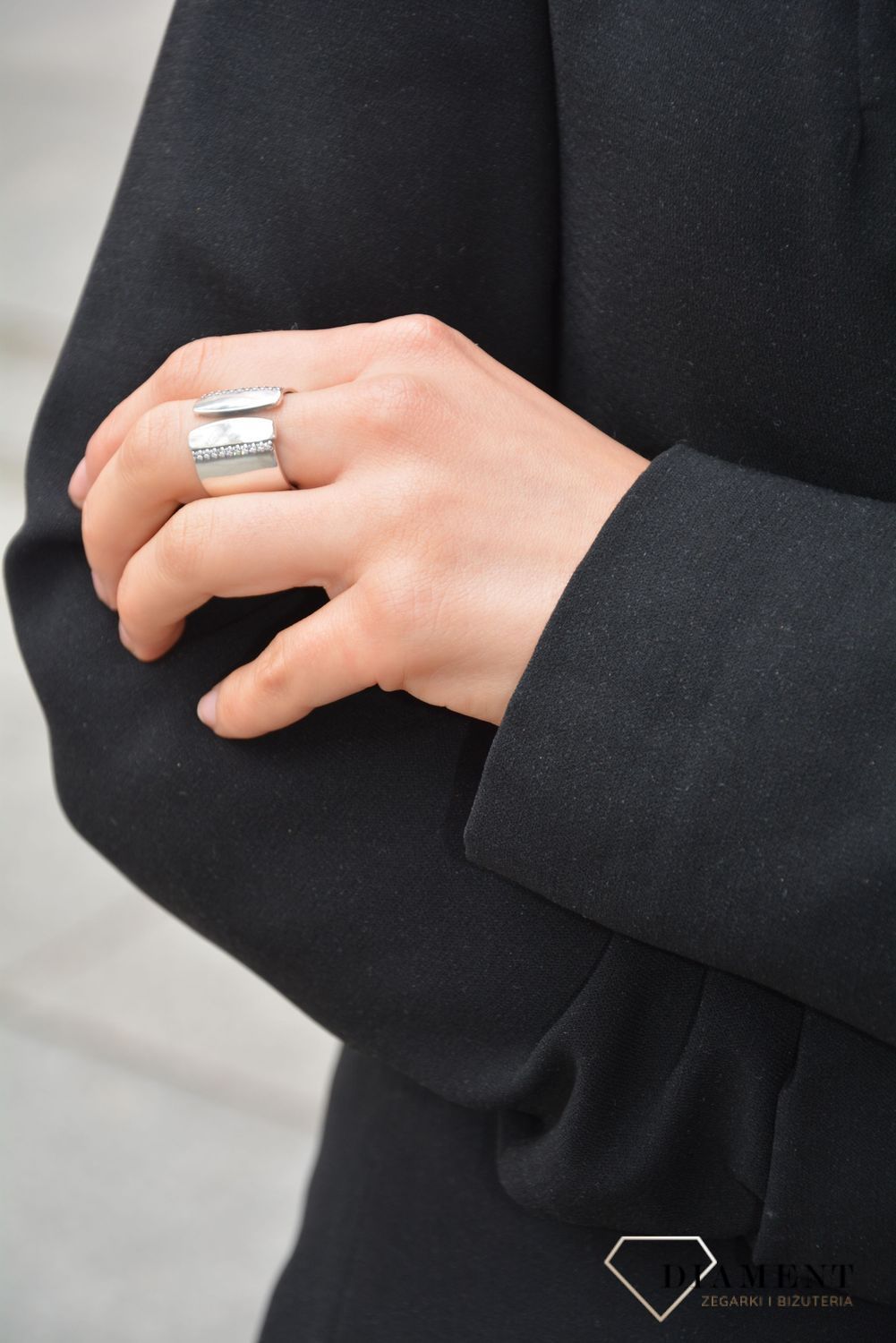 Pierścionek srebrny z cyrkoniami.jpg