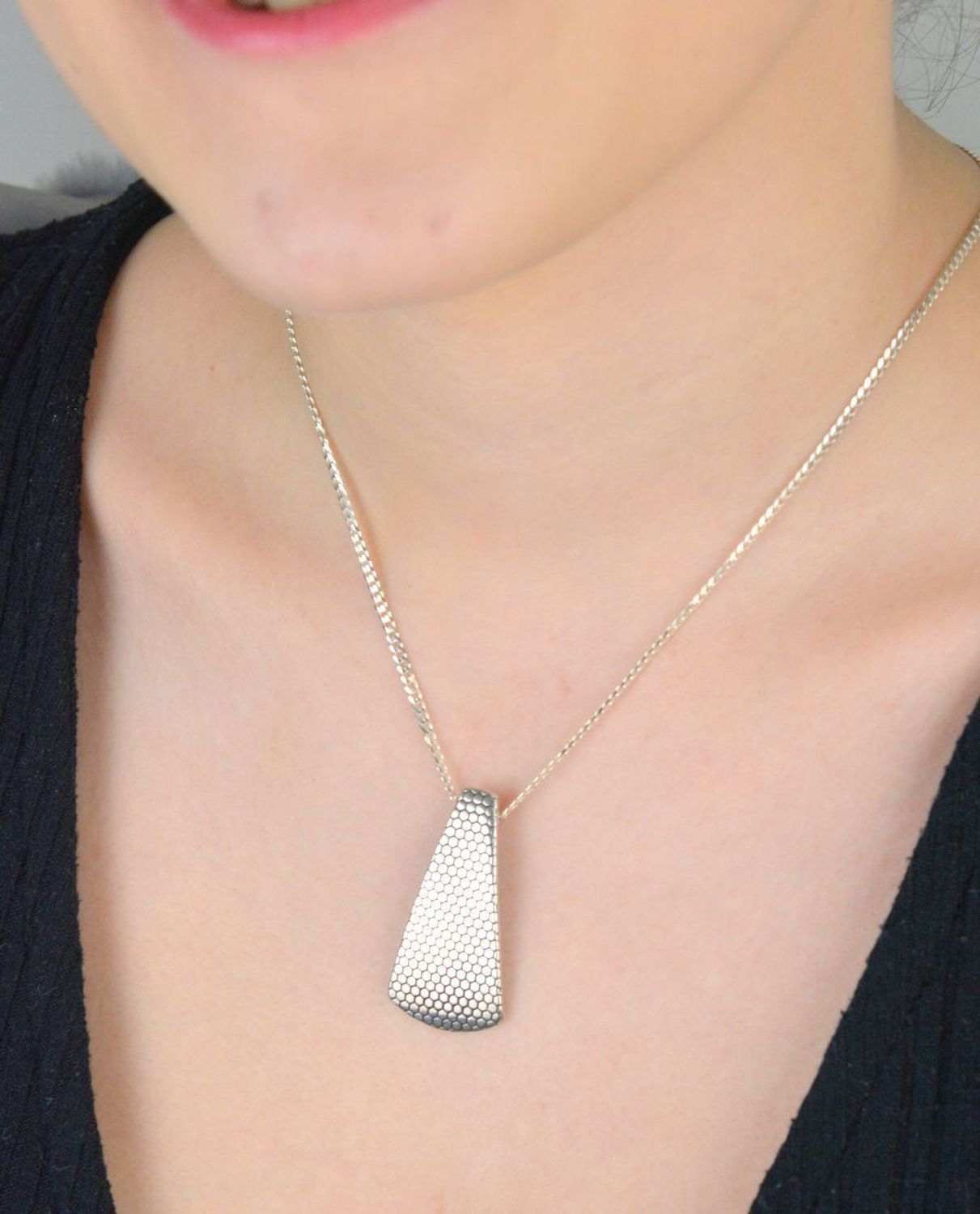 Elegancka zawieszka srebrna w kształcie łezki, próba 925, zdobiona finezyjnym wzorem. Waga 5,74 g, długość 4,0 cm, szerokość 2,0 cm. Model S2Z000000-152 – idealna do wyrazistych stylizacji.1.jpg