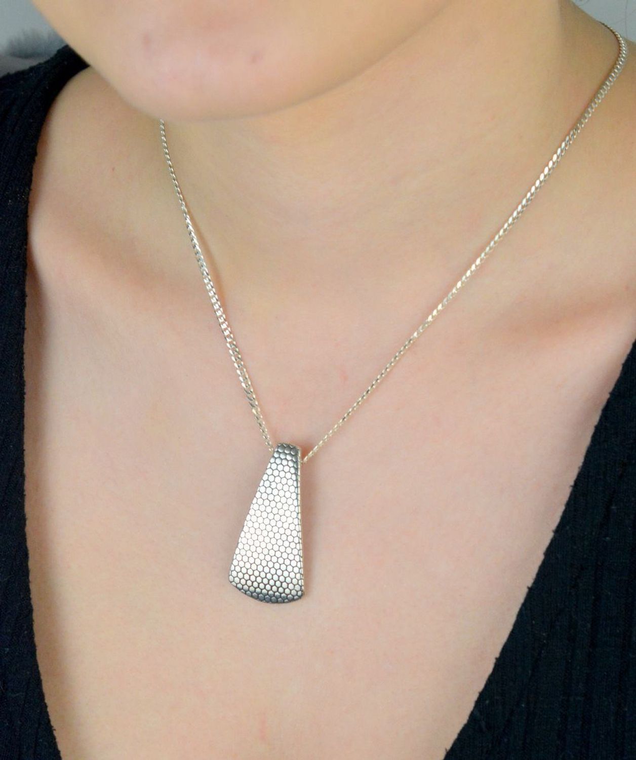 Elegancka zawieszka srebrna w kształcie łezki, próba 925, zdobiona finezyjnym wzorem. Waga 5,74 g, długość 4,0 cm, szerokość 2,0 cm. Model S2Z000000-152 – idealna do wyrazistych stylizacji.1.jpg