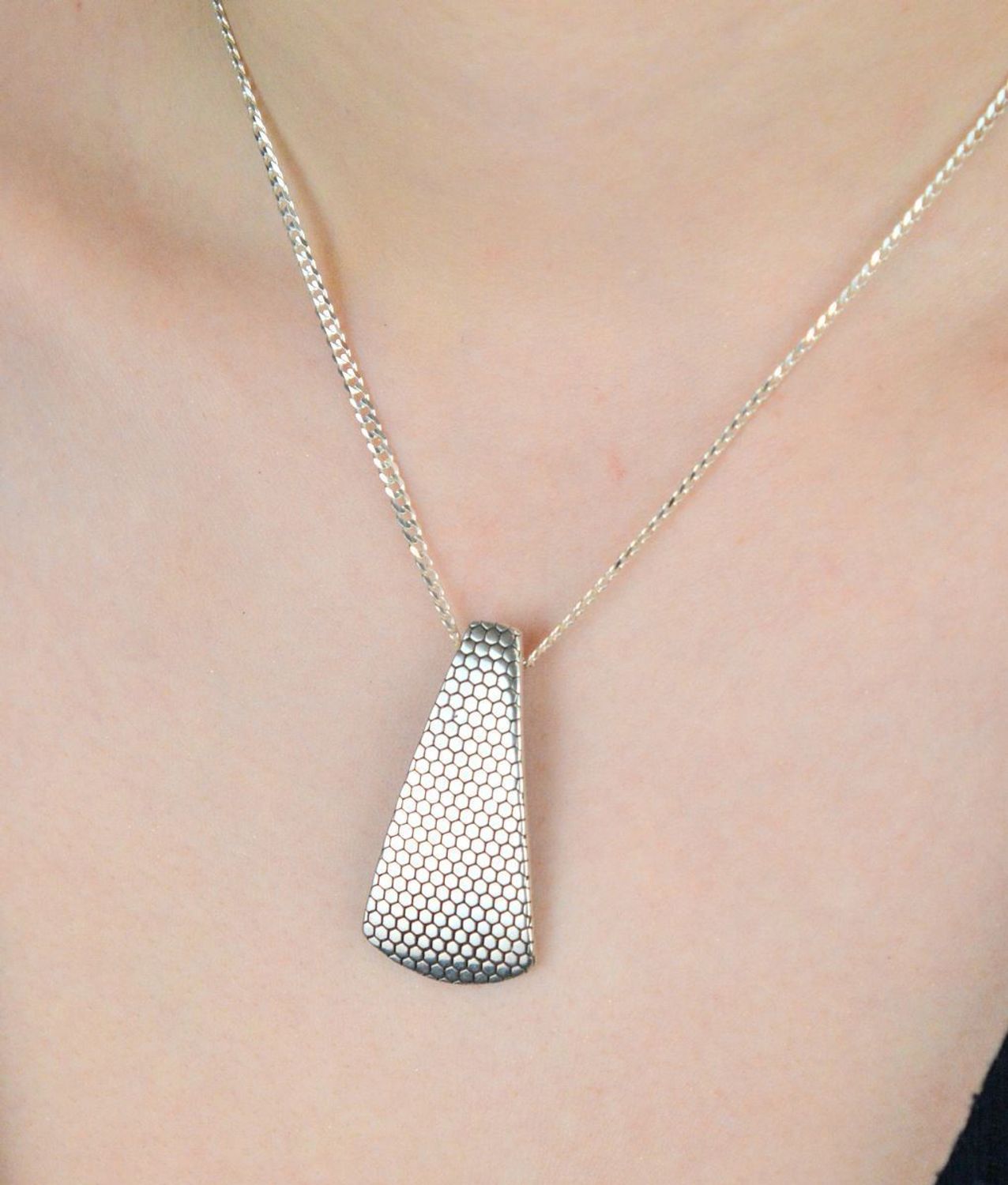 Elegancka zawieszka srebrna w kształcie łezki, próba 925, zdobiona finezyjnym wzorem. Waga 5,74 g, długość 4,0 cm, szerokość 2,0 cm. Model S2Z000000-152 – idealna do wyrazistych stylizacji.1.jpg