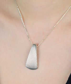 Elegancka zawieszka srebrna w kształcie łezki, próba 925, zdobiona finezyjnym wzorem. Waga 5,74 g, długość 4,0 cm, szerokość 2,0 cm. Model S2Z000000-152 – idealna do wyrazistych stylizacji (3).JPG
