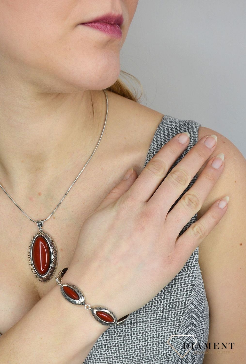 Zawieszka srebrna ' Duży, czerwony kamień'.jpg