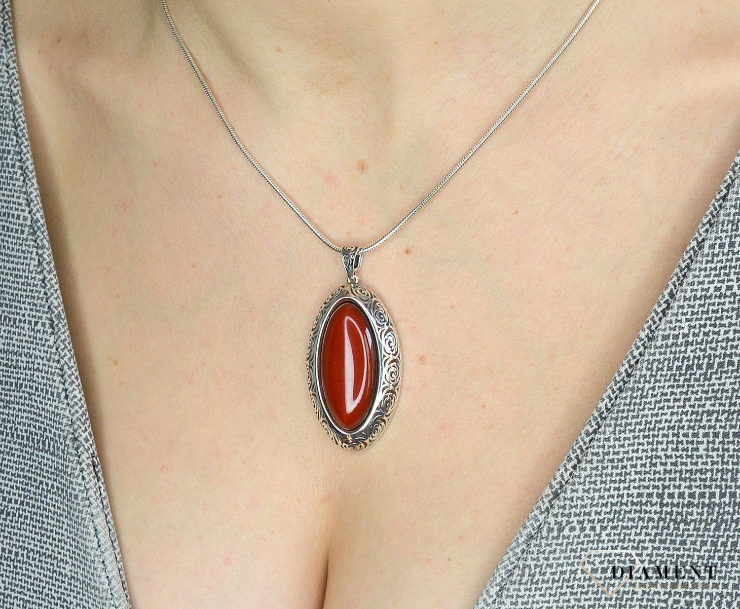 Zawieszka srebrna ' Duży, czerwony kamień'.jpg