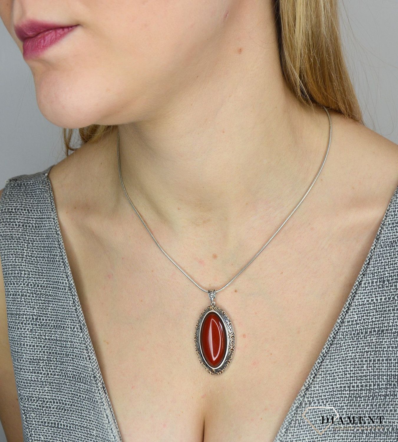 Zawieszka srebrna ' Duży, czerwony kamień'.jpg