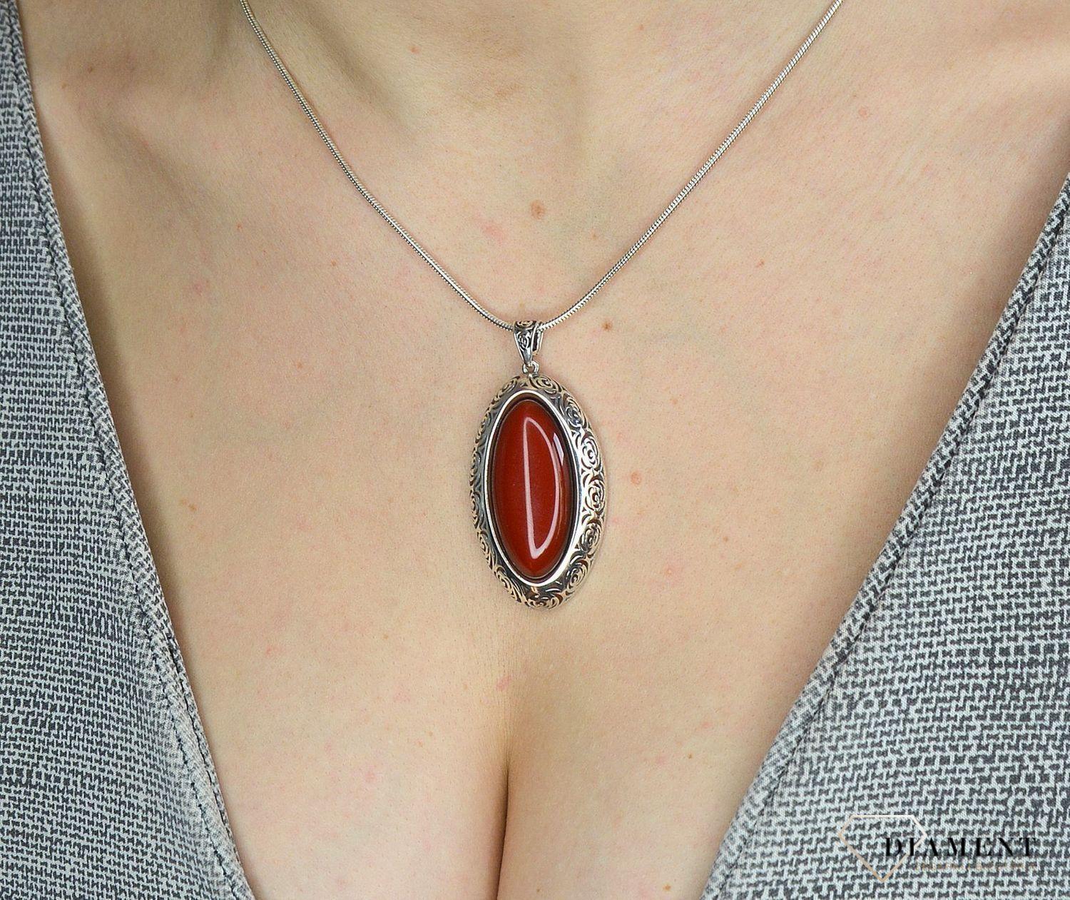 Zawieszka srebrna ' Duży, czerwony kamień'.jpg