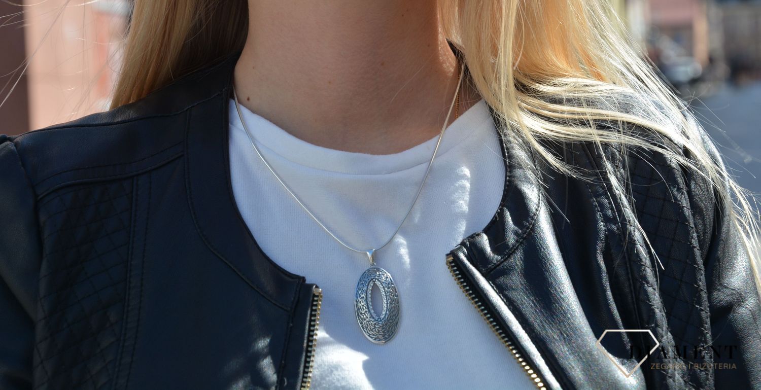 Zawieszka wykonana ze srebra próby 925. Zawieszka sprawdzi się jako prezent i będzie cieszyć przez długie lata..jpg