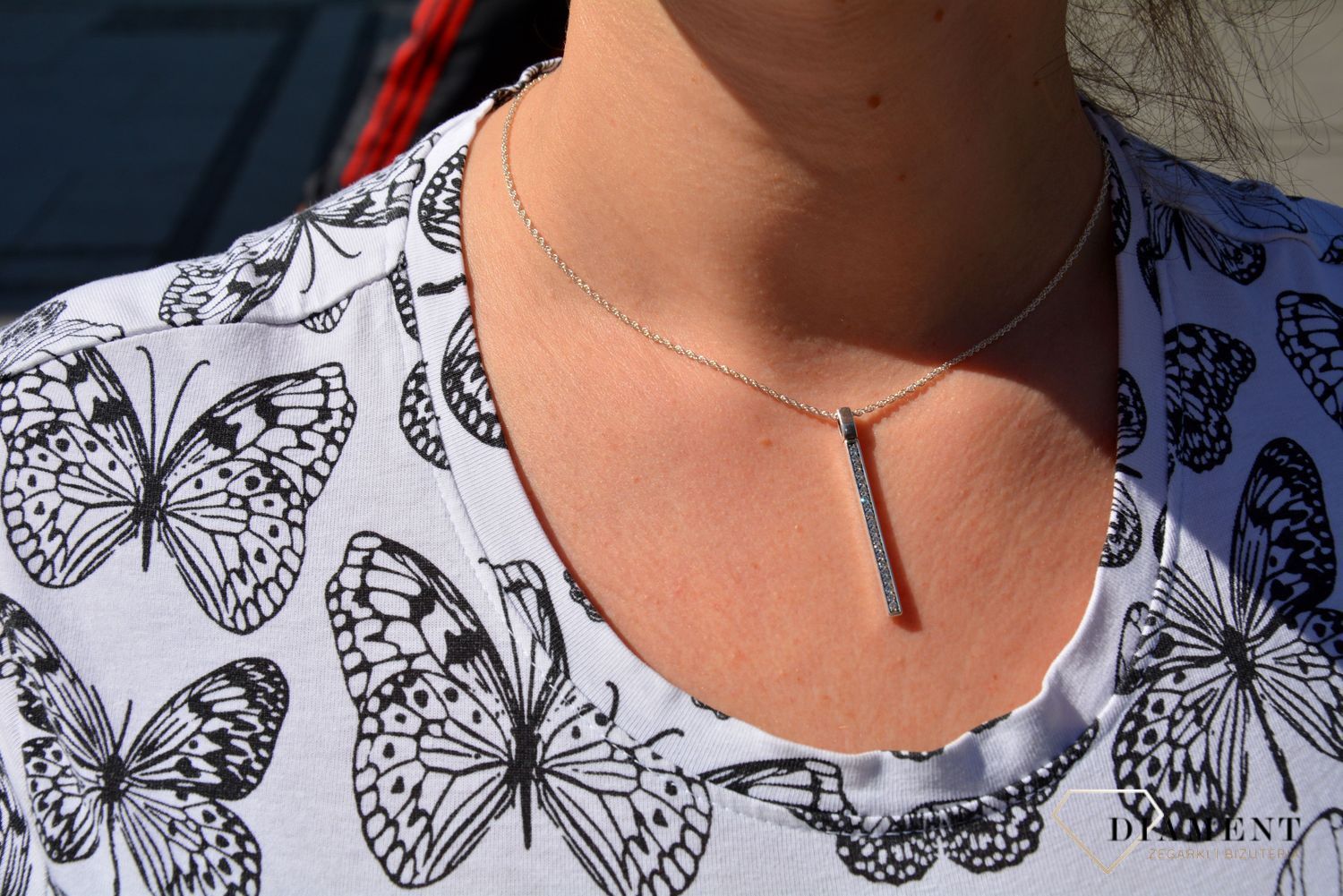 Zawieszka srebrna w kształcie prostej linii, która została ozdobiona błyszczącą cyrkonią. To świetny pomysł na prezent dla kobiety. Zapraszamy.!.jpg