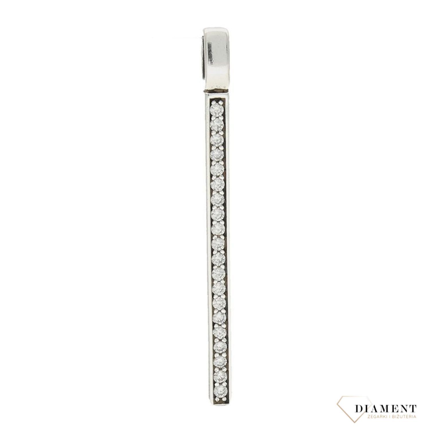 Zawieszka srebrna w kształcie prostej linii, która została ozdobiona błyszczącą cyrkonią. To świetny pomysł na prezent dla kobiety. Zapraszamy.!.jpg