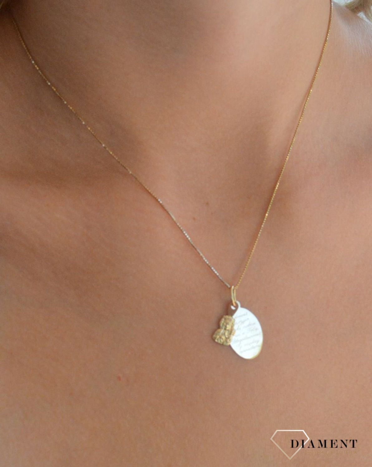 Złota podwójna zawieszka 585 medalik ze Zdrowaś Maryjo i wizerunkiem Matki Boskiej Częstochowskiej.jpg