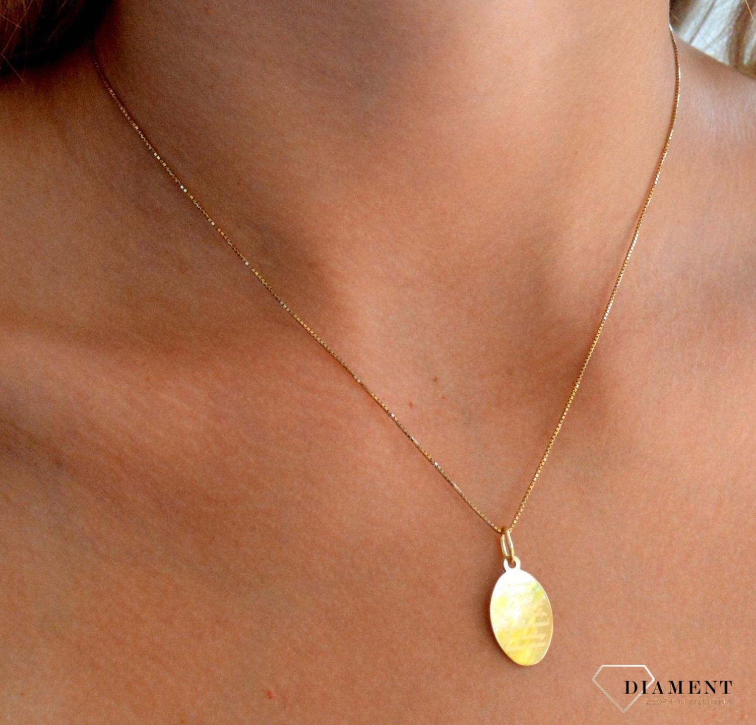 Złota podwójna zawieszka 585 medalik ze Zdrowaś Maryjo i wizerunkiem Matki Boskiej Częstochowskiej.jpg