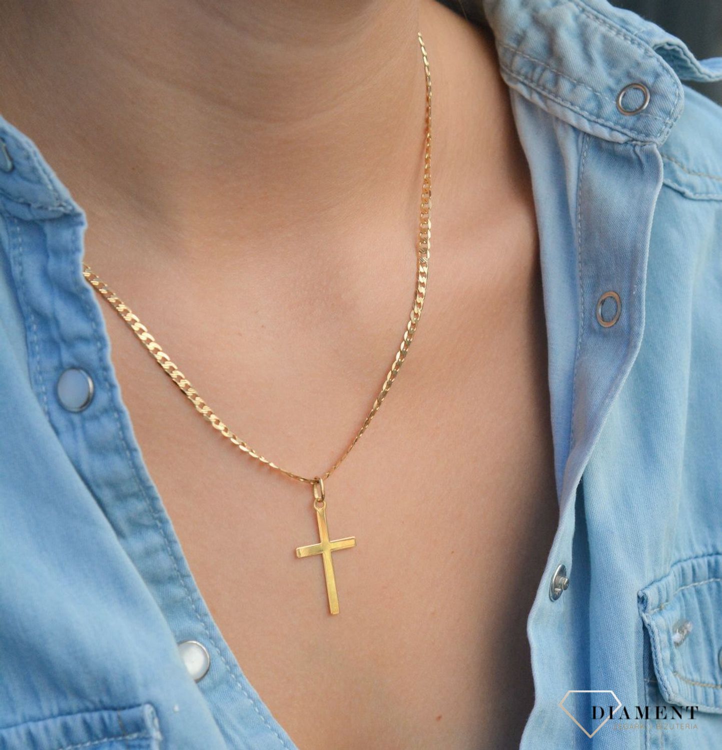 Złota zawieszka na łańcuszek krzyżyk płaski 3 cm S2Z000000-378. Złoty wisiorek krzyżyk to biżuteria sakralna, która sprawdzi się jako prezent na takie okazje jak chrzest, bierzmowanie czy komunia..jpg