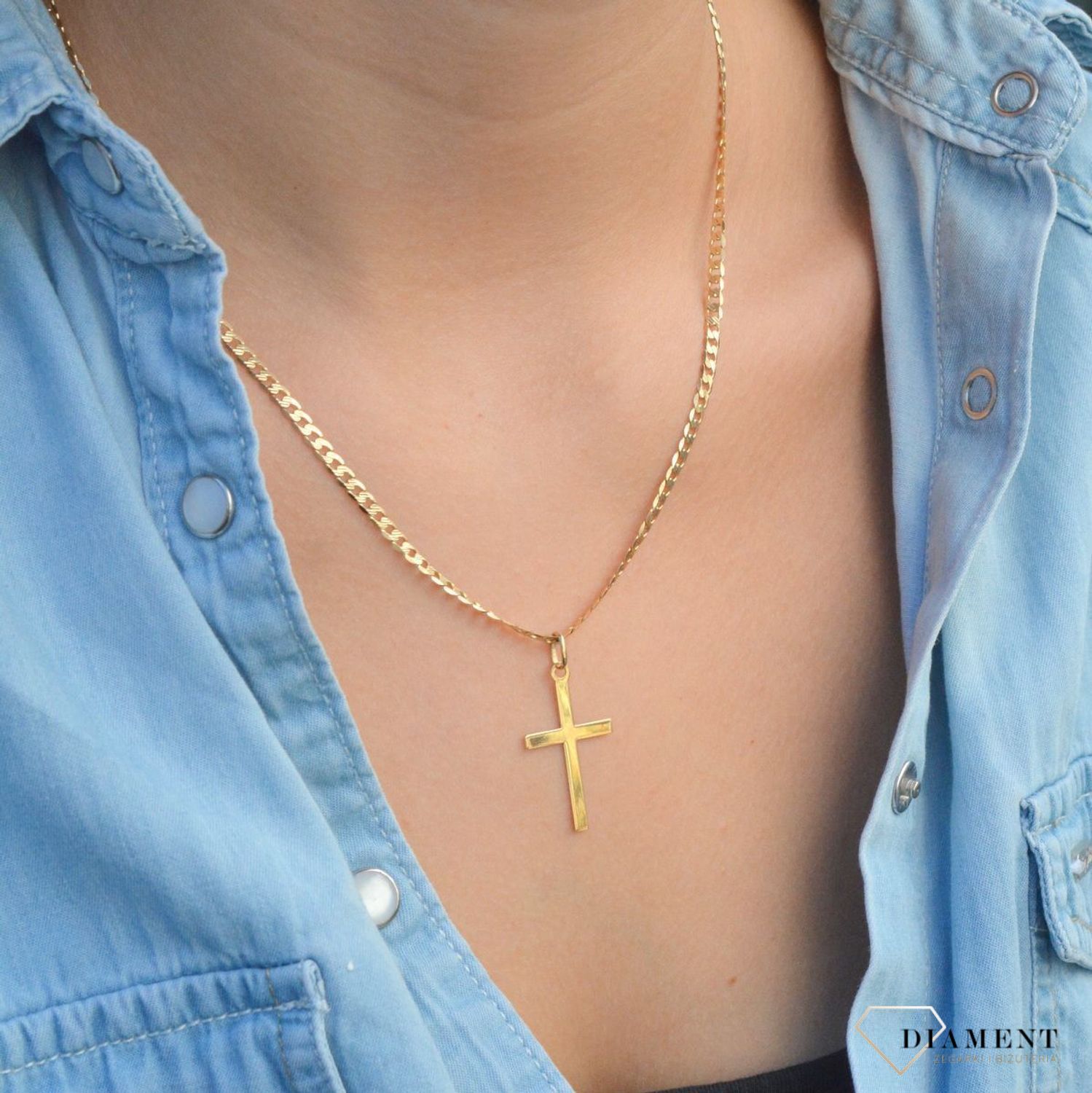 Złota zawieszka na łańcuszek krzyżyk płaski 3 cm S2Z000000-378. Złoty wisiorek krzyżyk to biżuteria sakralna, która sprawdzi się jako prezent na takie okazje jak chrzest, bierzmowanie czy komunia..jpg