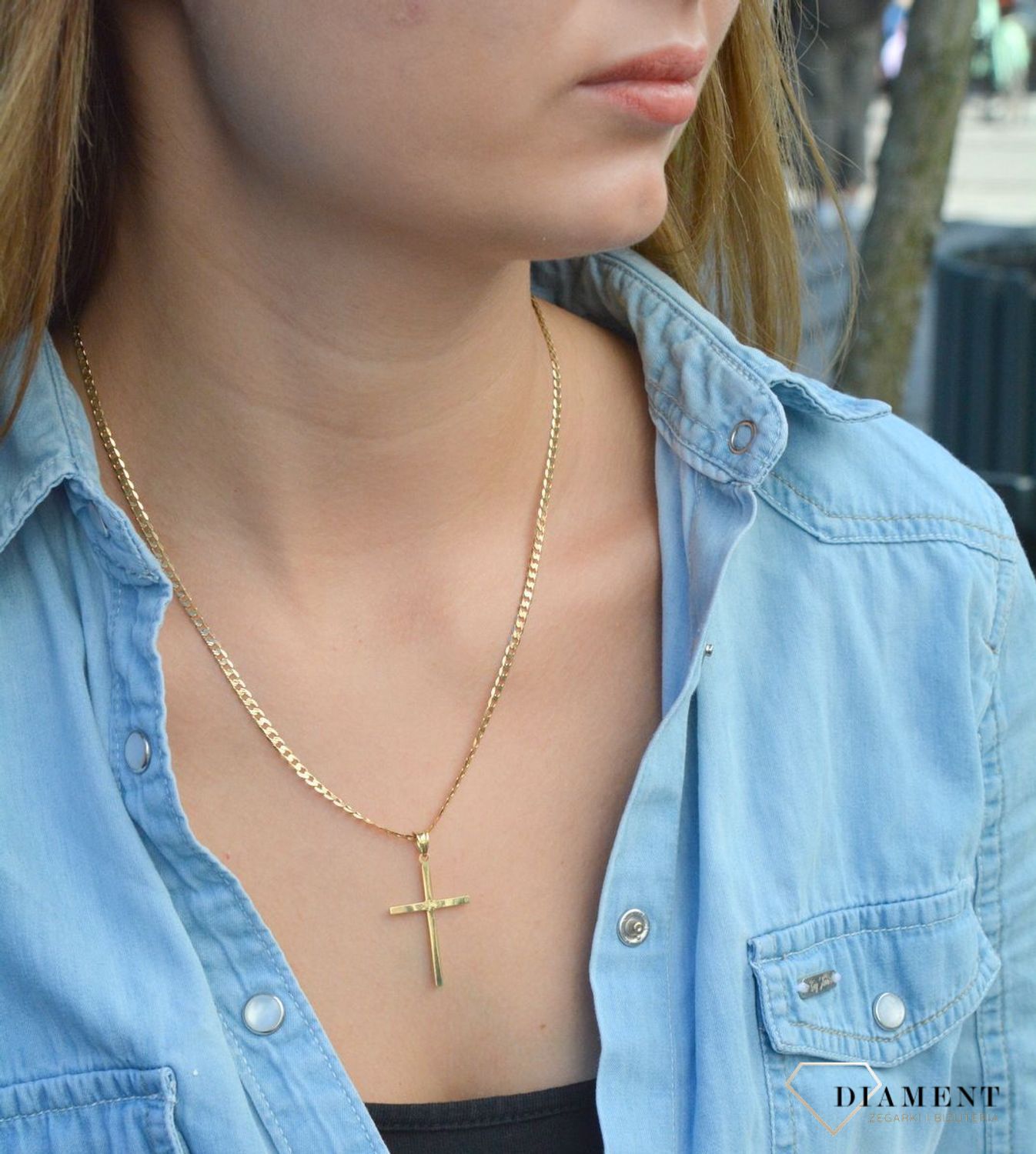 Złota zawieszka na łańcuszek krzyżyk prosty sześcienny S2Z000000-450. Złoty wisiorek krzyżyk to biżuteria sakralna, która sprawdzi się jako prezent na takie okazje jak chrzest, bierzmowanie czy komunia..jpg