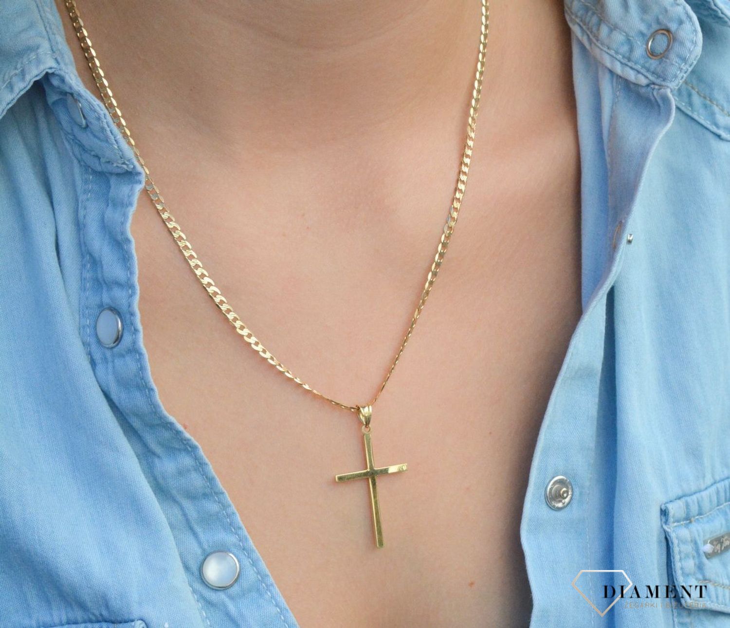 Złota zawieszka na łańcuszek krzyżyk prosty sześcienny S2Z000000-450. Złoty wisiorek krzyżyk to biżuteria sakralna, która sprawdzi się jako prezent na takie okazje jak chrzest, bierzmowanie czy komunia..jpg