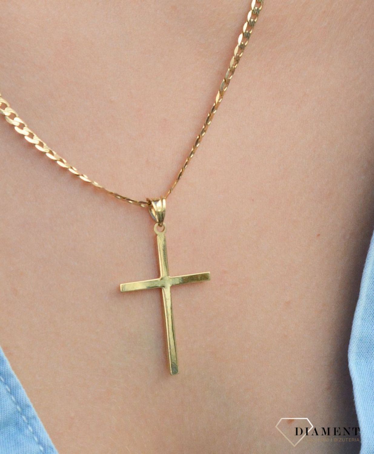 Złota zawieszka na łańcuszek krzyżyk prosty sześcienny S2Z000000-450. Złoty wisiorek krzyżyk to biżuteria sakralna, która sprawdzi się jako prezent na takie okazje jak chrzest, bierzmowanie czy komunia..jpg