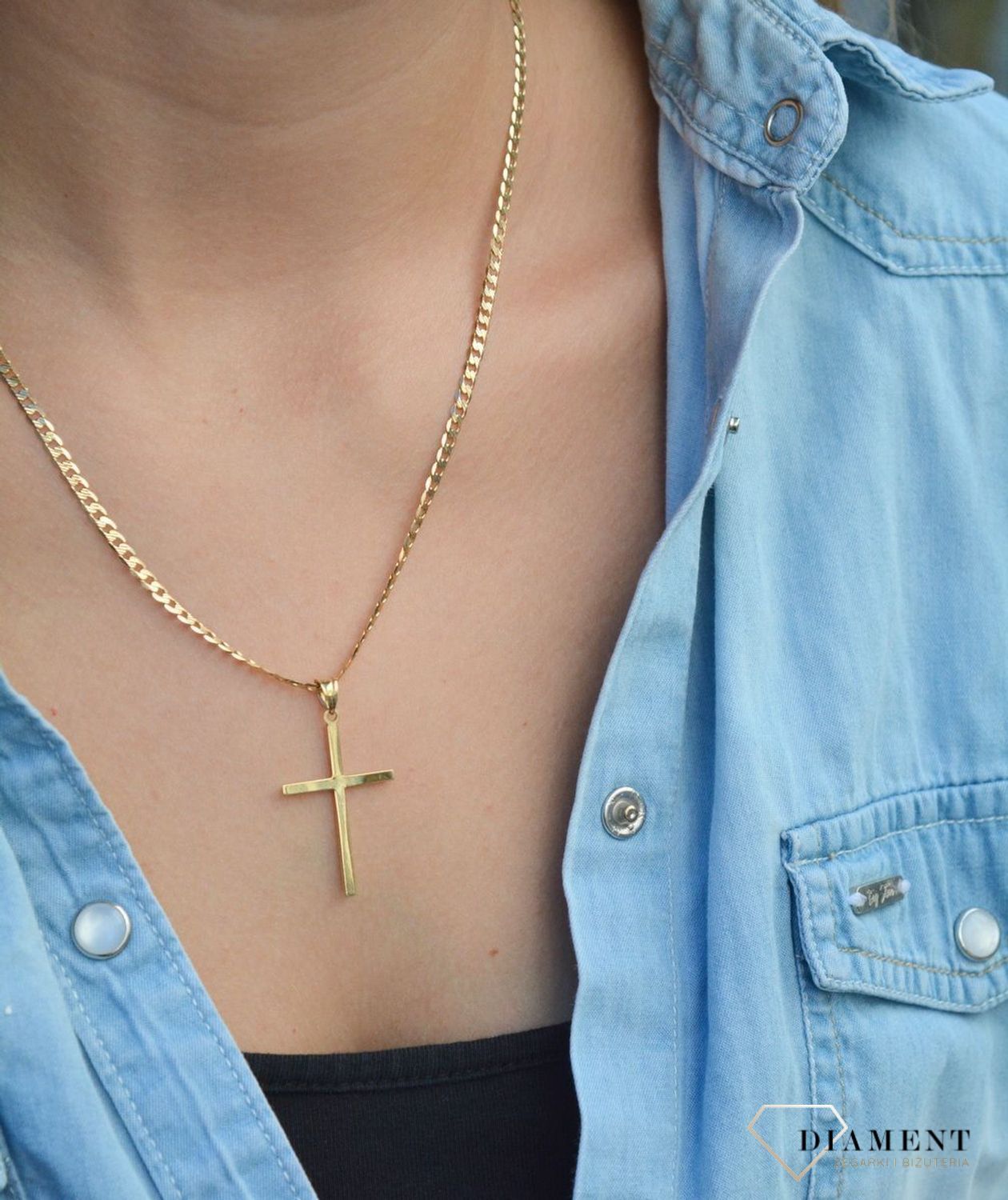 Złota zawieszka na łańcuszek krzyżyk prosty sześcienny S2Z000000-450. Złoty wisiorek krzyżyk to biżuteria sakralna, która sprawdzi się jako prezent na takie okazje jak chrzest, bierzmowanie czy komunia..jpg