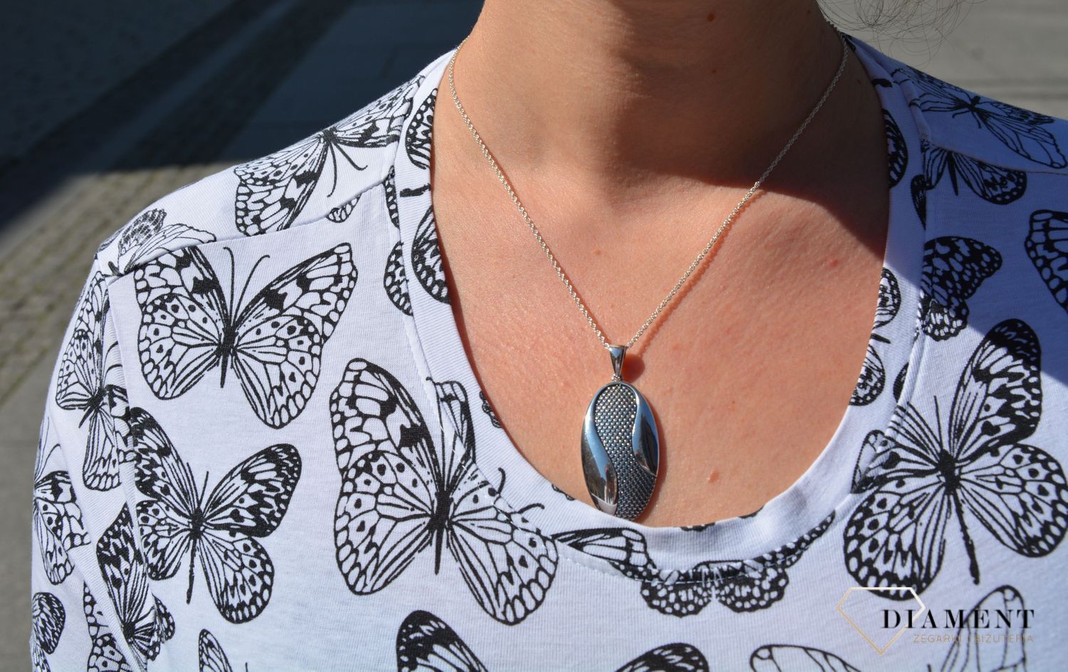 Zawieszka srebrna z oksydowanego srebra to świetny pomysł na prezent dla kobiety. Zawieszka o ciekawym i interesującym wykończeniu. Srebro próba 925..jpg