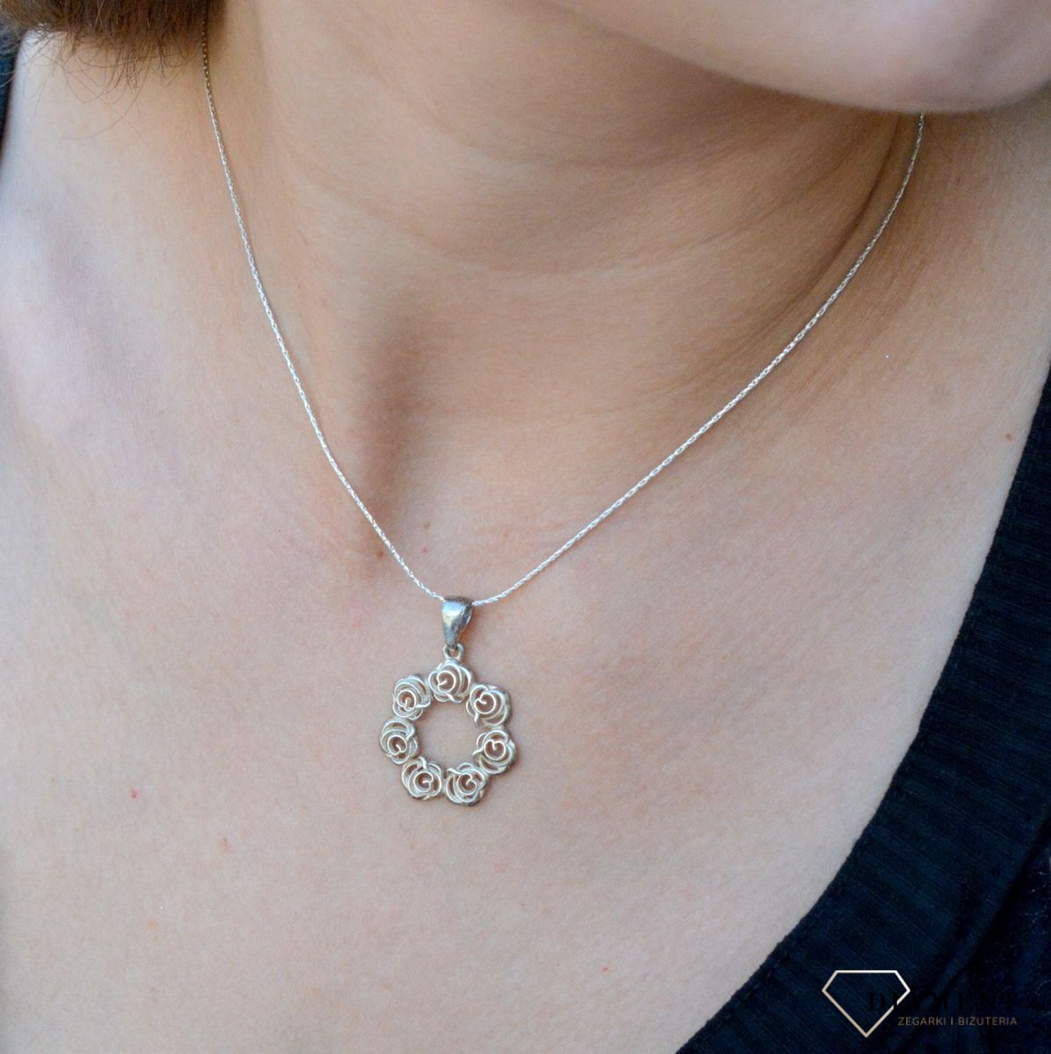 Zawieszka srebrna 925 drobne róże S2Z000000-628. Srebrna zawieszka róże. Srebrna zawieszka okrągła. Srebrna zawieszka damska. Srebrna zawies.jpg