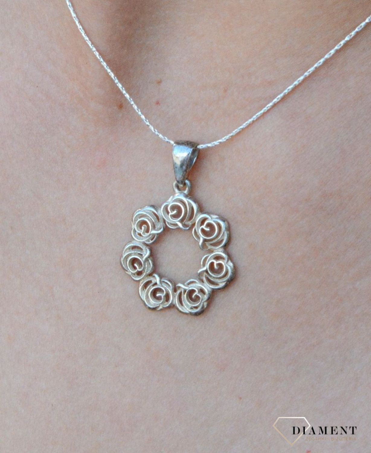 Zawieszka srebrna 925 drobne róże S2Z000000-628. Srebrna zawieszka róże. Srebrna zawieszka okrągła. Srebrna zawieszka damska. Srebrna zawies.jpg