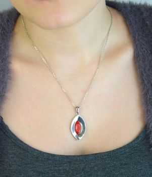 Elegancka zawieszka damska srebrna Ag 925 zdobiona syntetycznym koralem. Wymiary 4 x 1,8 cm, waga 3,57 g. Idealna do naszyjników i jako prezent dla kobiety (1).JPG