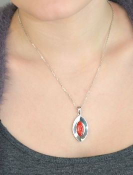 Elegancka zawieszka damska srebrna Ag 925 zdobiona syntetycznym koralem. Wymiary 4 x 1,8 cm, waga 3,57 g. Idealna do naszyjników i jako prezent dla kobiety (2).JPG