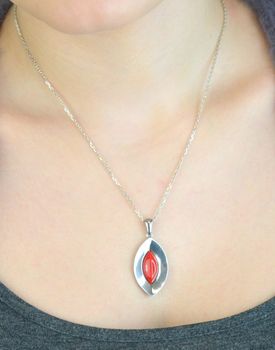 Elegancka zawieszka damska srebrna Ag 925 zdobiona syntetycznym koralem. Wymiary 4 x 1,8 cm, waga 3,57 g. Idealna do naszyjników i jako prezent dla kobiety (3).JPG