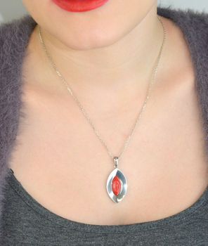 Elegancka zawieszka damska srebrna Ag 925 zdobiona syntetycznym koralem. Wymiary 4 x 1,8 cm, waga 3,57 g. Idealna do naszyjników i jako prezent dla kobiety (4).JPG