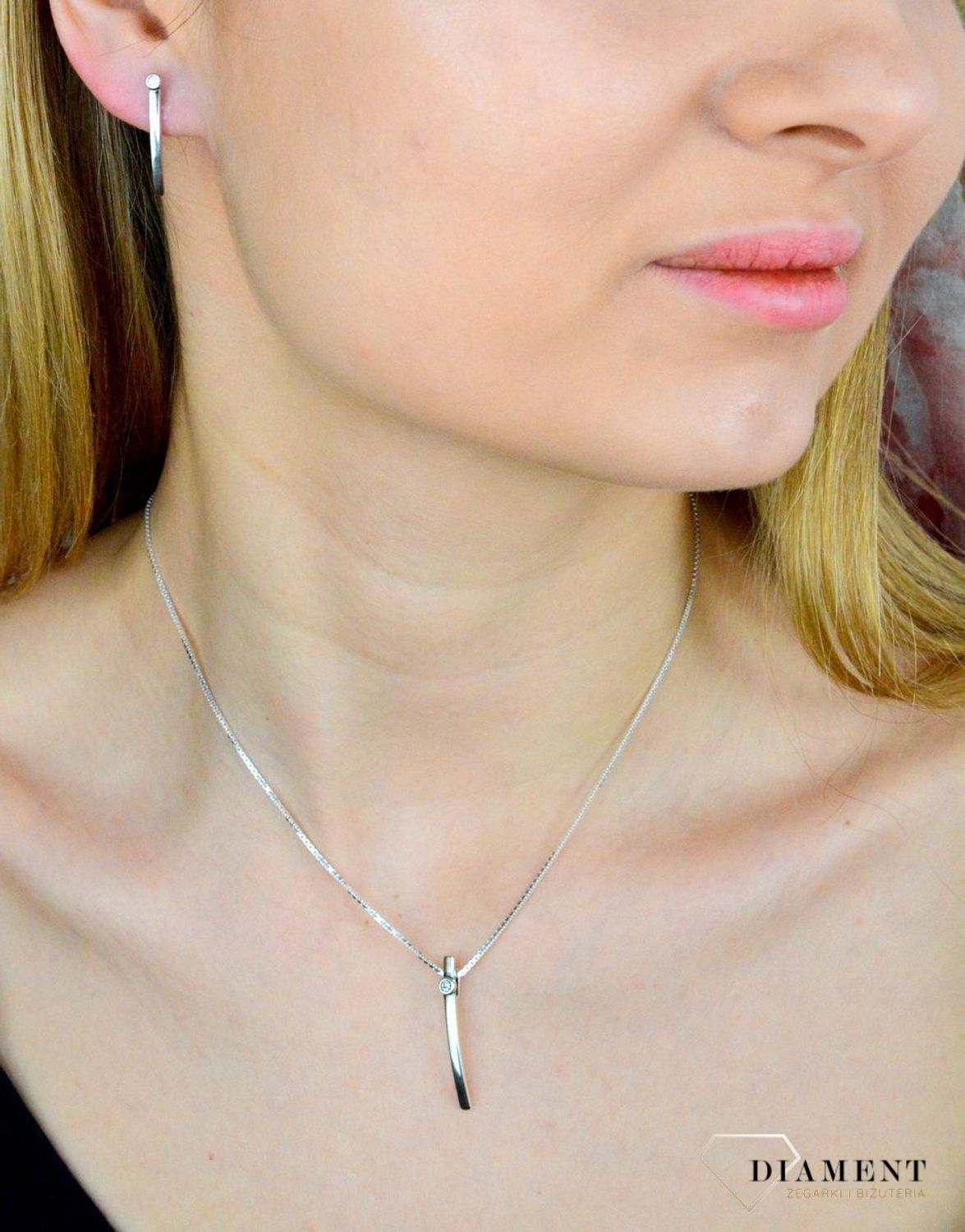Zawieszka damska  Srebrny Patyczek  S2Z000000-739 Srebrna zawieszka o ponadczasowej formie uzupełniona cyrkonią. Została wykonana z najwyższej jakości srebra próby 925. Idealny pomysł na prezent..jpg