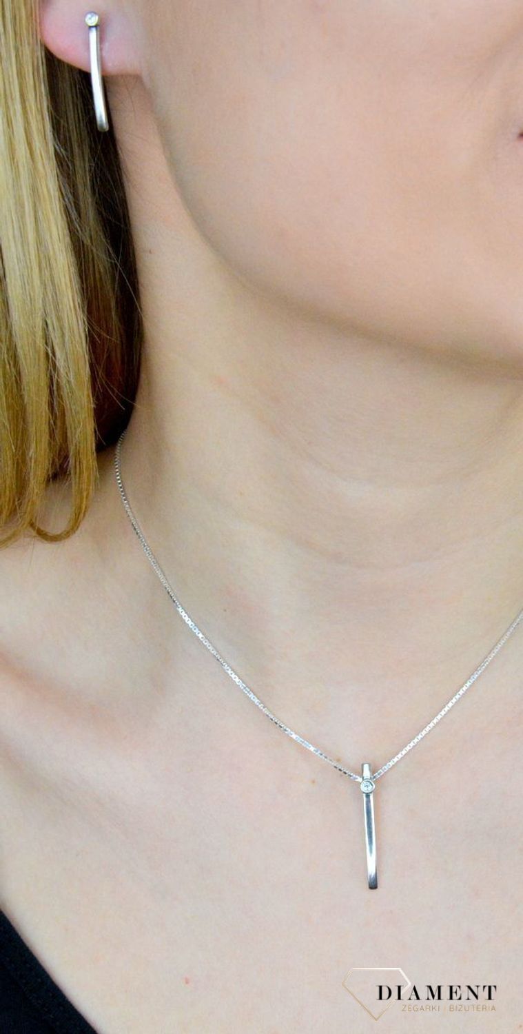 Zawieszka damska  Srebrny Patyczek  S2Z000000-739 Srebrna zawieszka o ponadczasowej formie uzupełniona cyrkonią. Została wykonana z najwyższej jakości srebra próby 925. Idealny pomysł na prezent..jpg