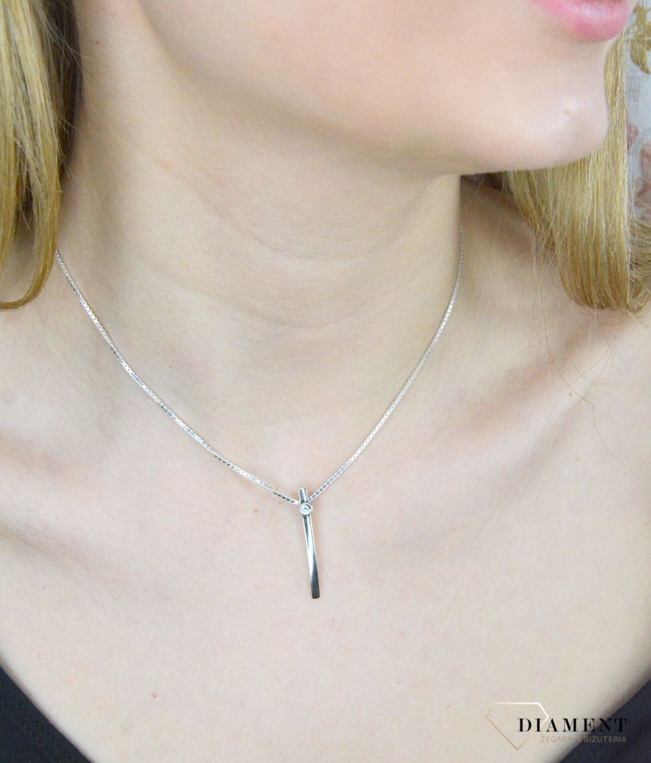 Zawieszka damska  Srebrny Patyczek  S2Z000000-739 Srebrna zawieszka o ponadczasowej formie uzupełniona cyrkonią. Została wykonana z najwyższej jakości srebra próby 925. Idealny pomysł na prezent..jpg