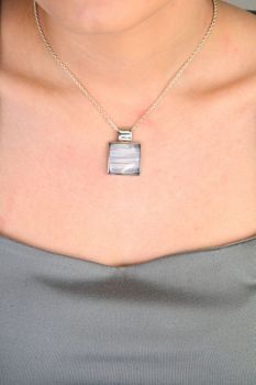 Zawieszka srebrna kwadracik z masą perłową próba 925, S2Z000000-746 Elegancja w geometrycznym wydaniu – ta srebrna zawieszka z masą perłową to idealne połączenie klasyki z nowoczesnością (1).JPG