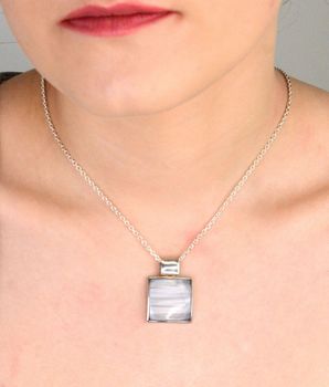 Zawieszka srebrna kwadracik z masą perłową próba 925, S2Z000000-746 Elegancja w geometrycznym wydaniu – ta srebrna zawieszka z masą perłową to idealne połączenie klasyki z nowoczesnością (2).JPG