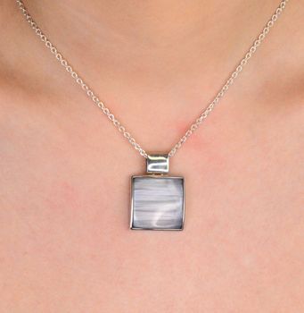Zawieszka srebrna kwadracik z masą perłową próba 925, S2Z000000-746 Elegancja w geometrycznym wydaniu – ta srebrna zawieszka z masą perłową to idealne połączenie klasyki z nowoczesnością (3).JPG