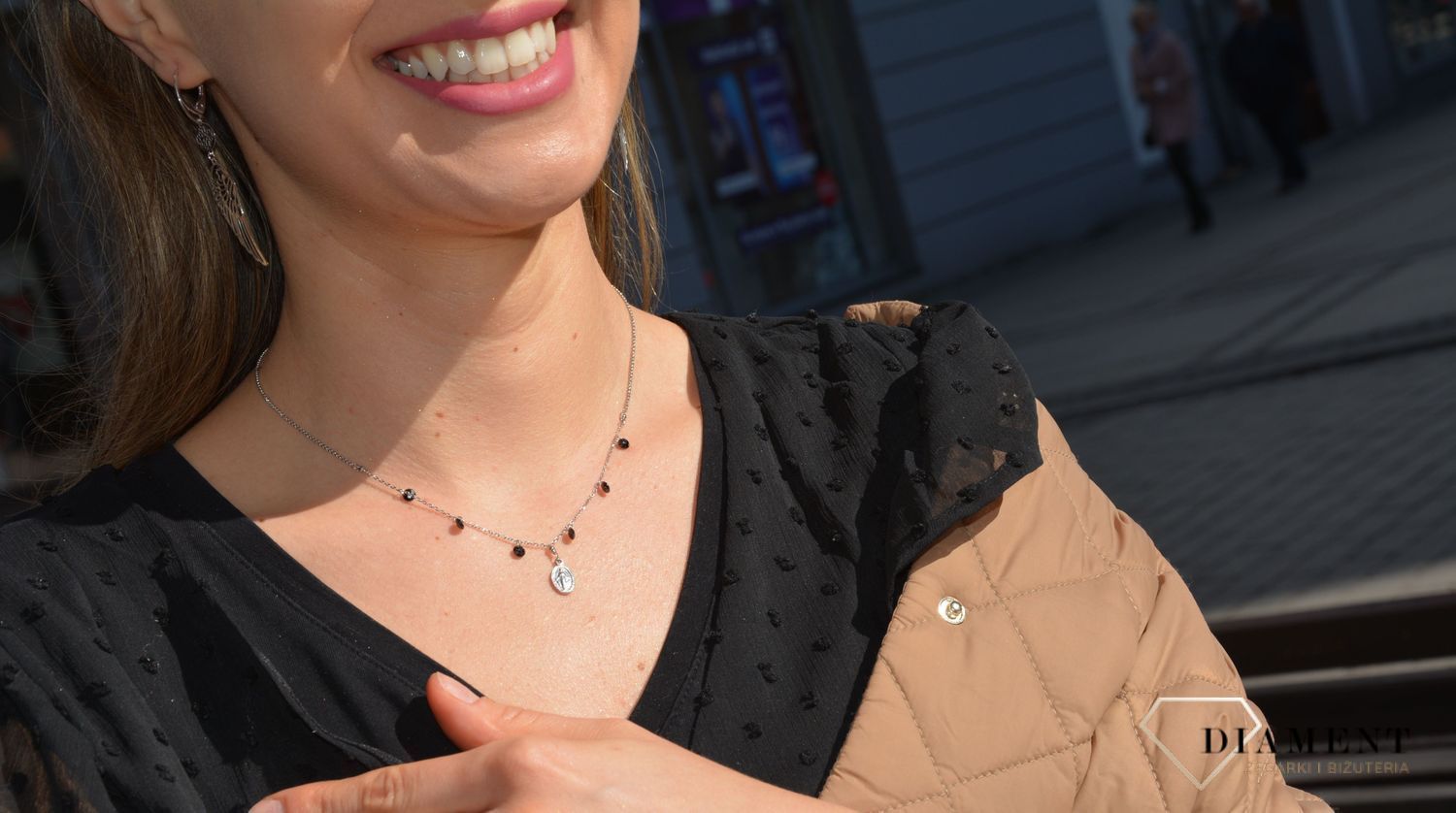 Naszyjnik srebrny z motywem sakralnym-medalik. Naszyjnik z delikatnym, ażurkowym łańcuszkiem. Naszyjnik wykonany z wysokiej jakości srebra próby 925..jpg