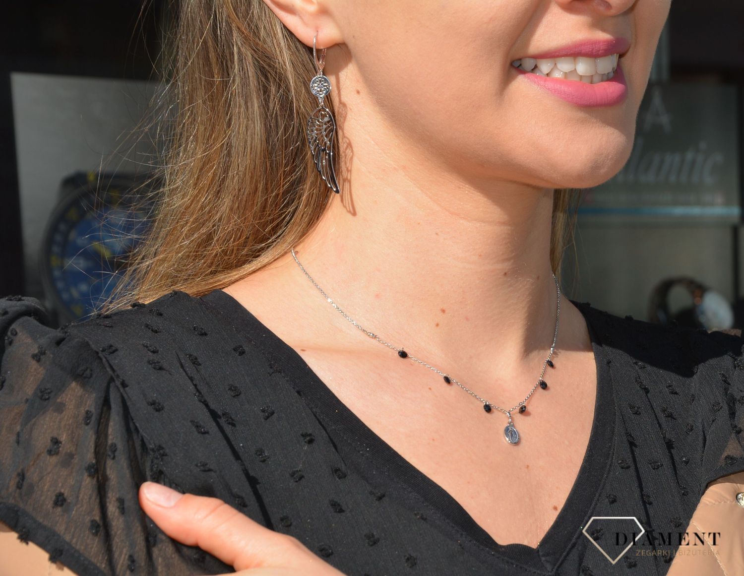 Naszyjnik srebrny z motywem sakralnym-medalik. Naszyjnik z delikatnym, ażurkowym łańcuszkiem. Naszyjnik wykonany z wysokiej jakości srebra próby 925..jpg