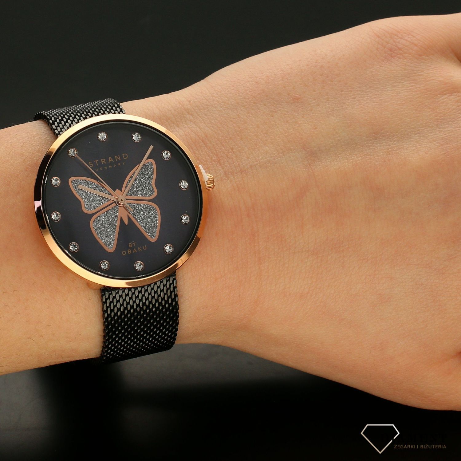 Zegarek damski STRAND Butterfly S700LXVBMB-DB . Strand Butterfly to elegancki zegarek damski z oryginalną, czarną tarczą z masy perłowej, ozdobioną motywem motyla. Motyl na tarczy został ozdobiony błyszczącymi krysz8.jpg