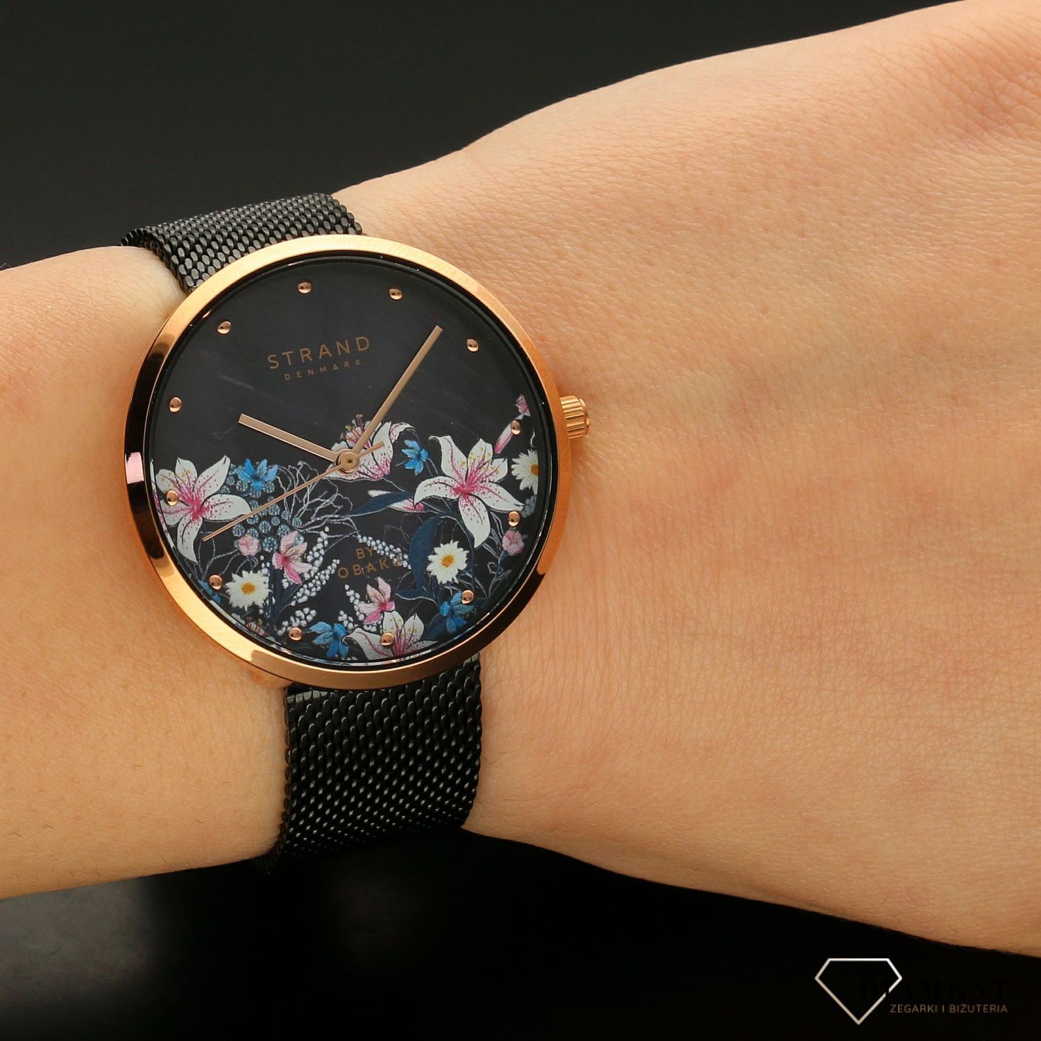 Zegarek damski STRAND Flower S700LXVBMB-DF. Strand Flower to elegancki zegarek damski z oryginalną, czarną tarczą z masy perłowej, ozdobioną motywem kwiatów. Zegarek damski posiada indeksy w kolorze różowego złota8.jpg
