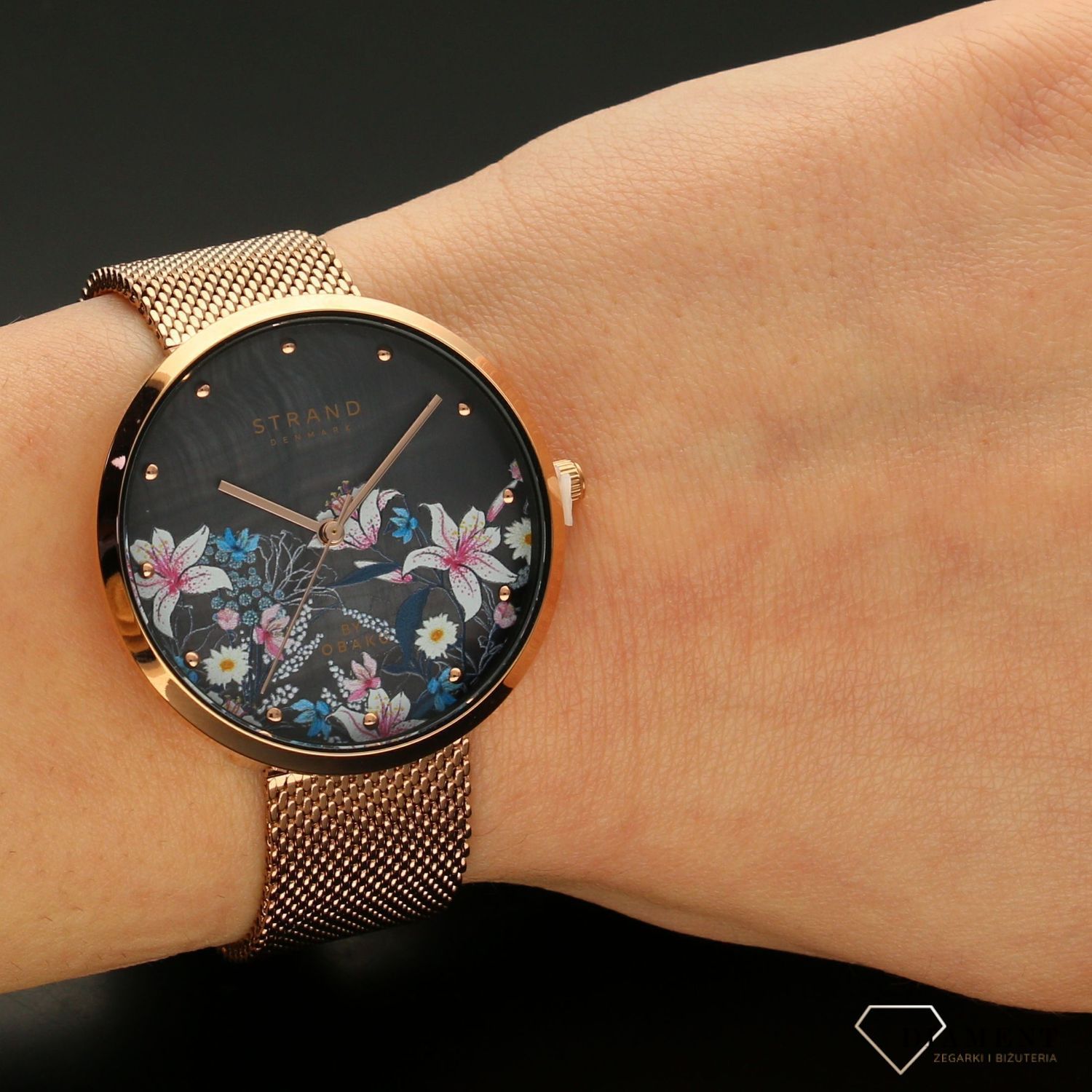Zegarek damski STRAND Flower S700LXVBMV-D . Strand Flower to elegancki zegarek damski z oryginalną, czarną tarczą z masy perłowej, ozdobioną motywem kwiatów. Zegarek damski posiada indeksy w kolorze różowego złota8.jpg