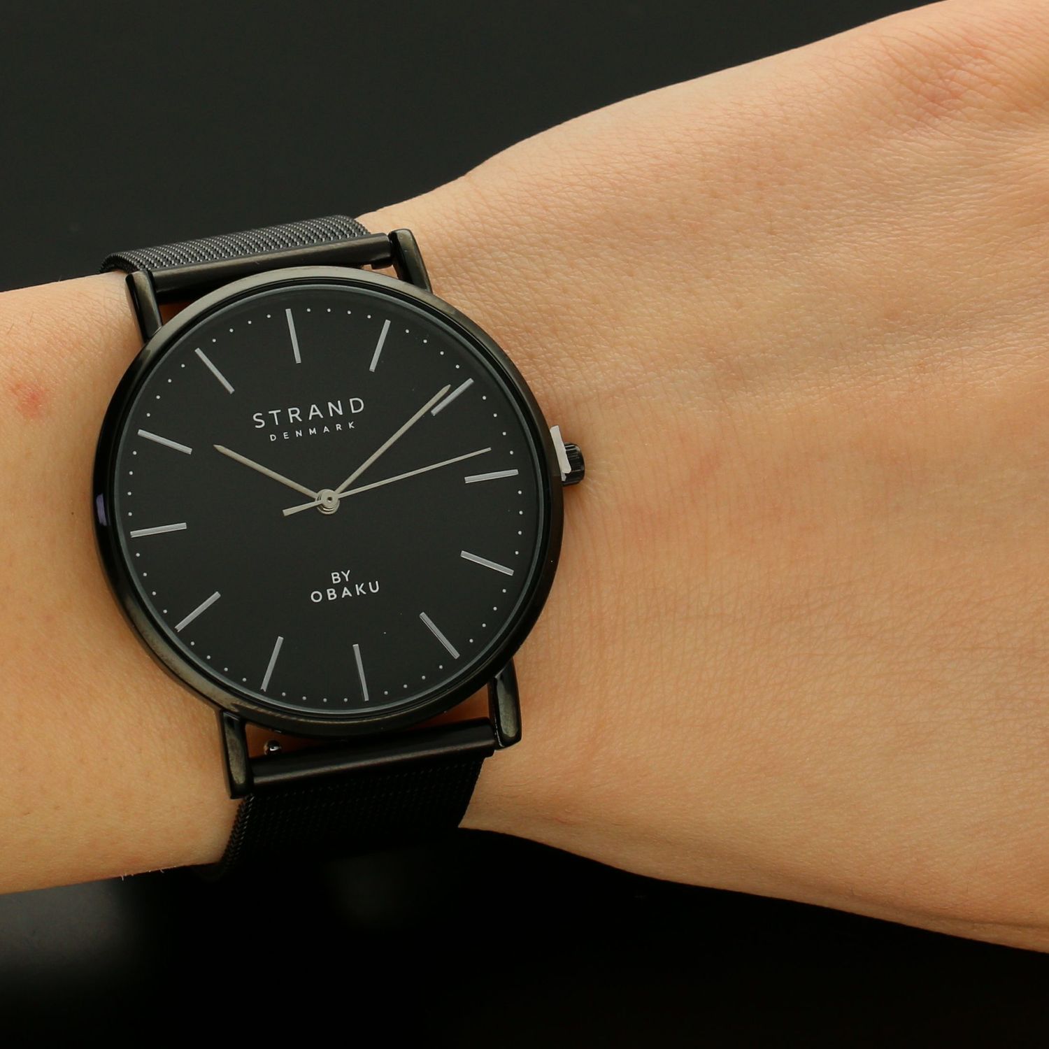 Zegarek męski Strand Hudson S702GXBBMB. Strand Hudson to elegancki zegarek męski z oryginalną, czarną tarczą. Zegarek posiada indeksy w kolorze srebra.88.jpg