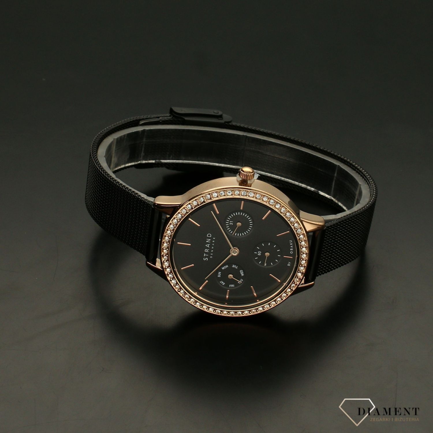 Zegarek damski STRAND Denmark S704LMVBMB =. Strand Denmark to elegancki zegarek damski z oryginalną, czarną tarczą oraz kopertą ozdobioną błyszczącymi kryształami Swarovskiego. Zegarek damski posiada indeksy w kolor1.jpg