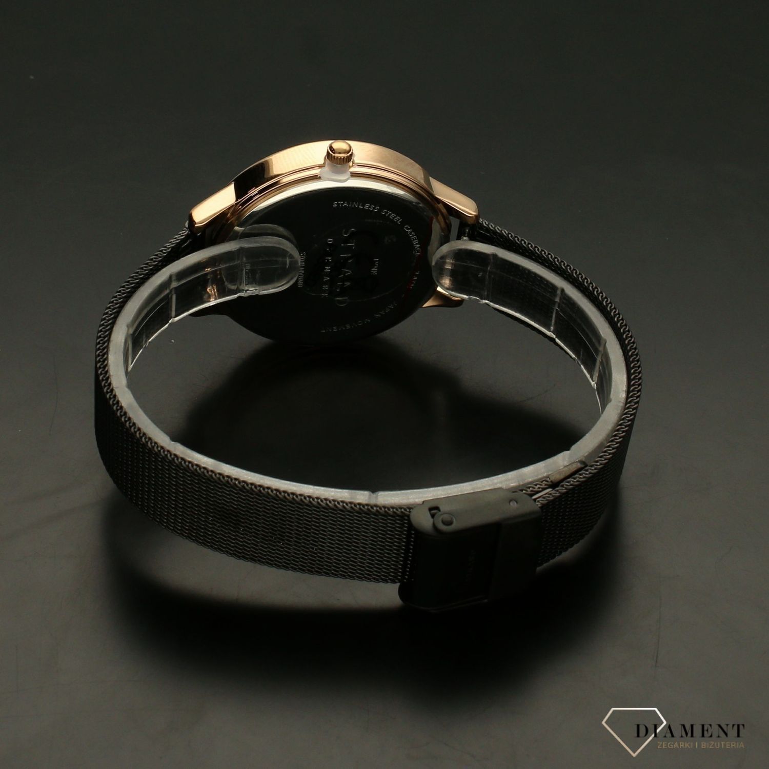 Zegarek damski STRAND Denmark S704LMVBMB =. Strand Denmark to elegancki zegarek damski z oryginalną, czarną tarczą oraz kopertą ozdobioną błyszczącymi kryształami Swarovskiego. Zegarek damski posiada indeksy w kolor1.jpg