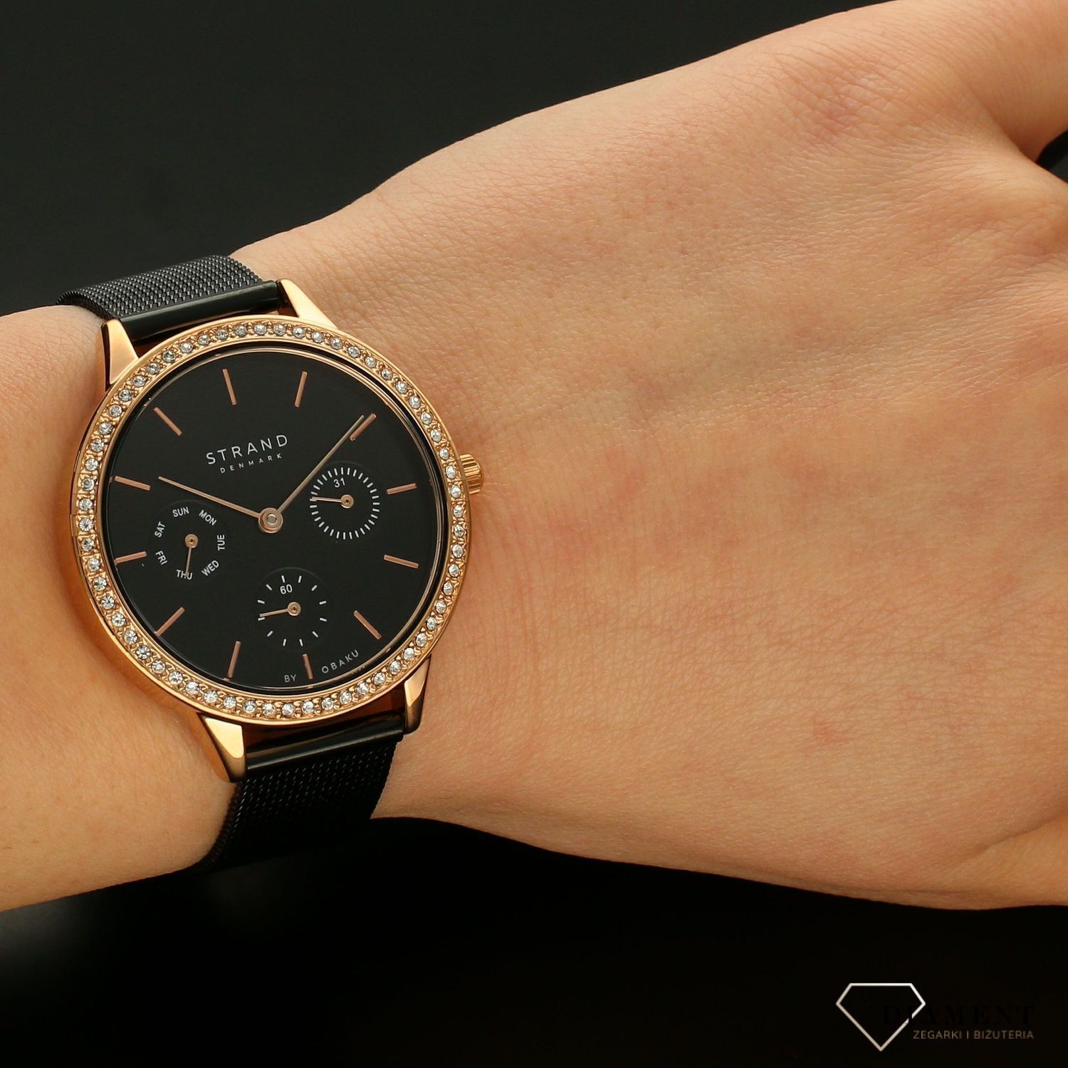 Zegarek damski STRAND Denmark S704LMVBMB =. Strand Denmark to elegancki zegarek damski z oryginalną, czarną tarczą oraz kopertą ozdobioną błyszczącymi kryształami Swarovskiego. Zegarek damski posiada indeksy w kolor1.jpg