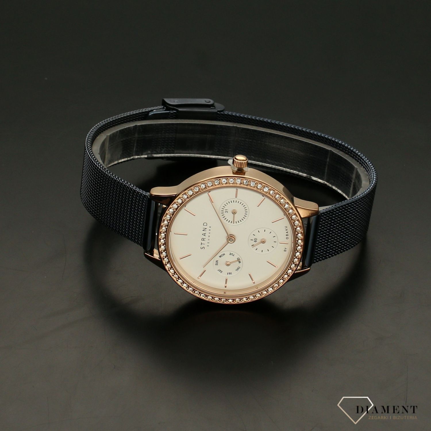 Zegarek damski STRAND Denmark S704LMVIML.. Strand Denmark to elegancki zegarek damski z oryginalną, białą tarczą oraz kopertą ozdobioną błyszczącymi kryształami Swarovskiego. Zegarek damski posiada indeksy w kolorze7.jpg