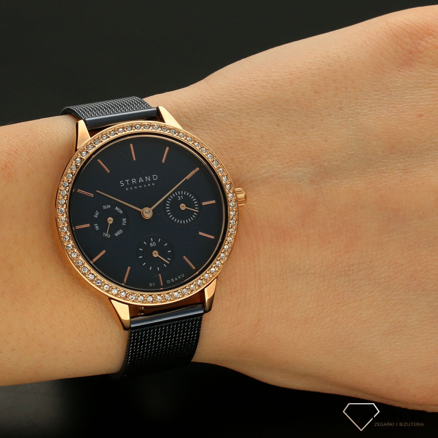 Zegarek damski STRAND Denmark S704LMVLML . Strand Denmark to elegancki zegarek damski z oryginalną, granatową tarczą oraz kopertą ozdobioną błyszczącymi kryształami Swarovskiego. Zegarek damski posiada indeksy w kol8.jpg