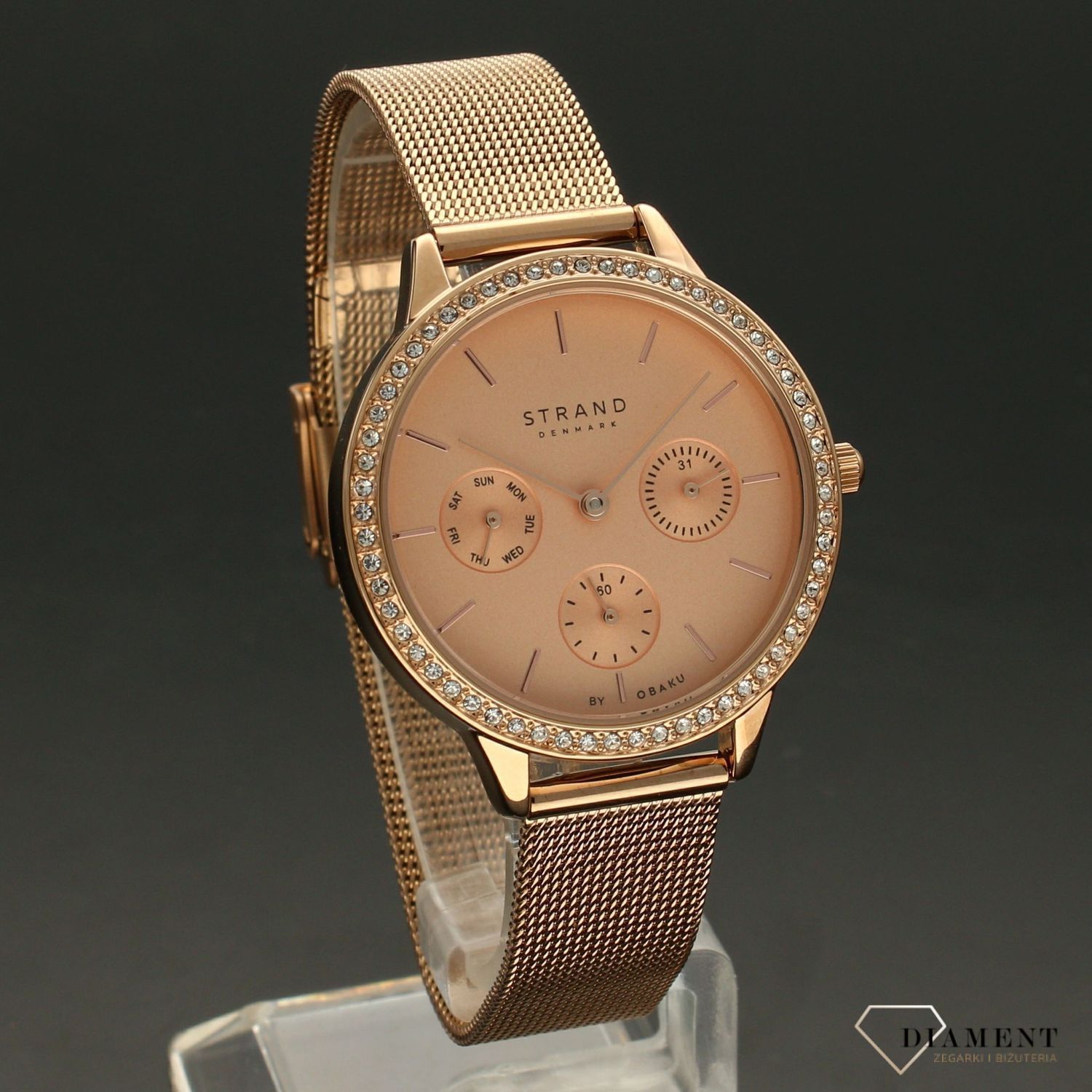 Zegarek damski STRAND Denmark S704LMVVMV. Strand Denmark to elegancki zegarek damski z oryginalną, złotą tarczą oraz kopertą ozdobioną błyszczącymi kryształami Swarovskiego. Zegarek damski posiada indeksy w kolorze 8.jpg