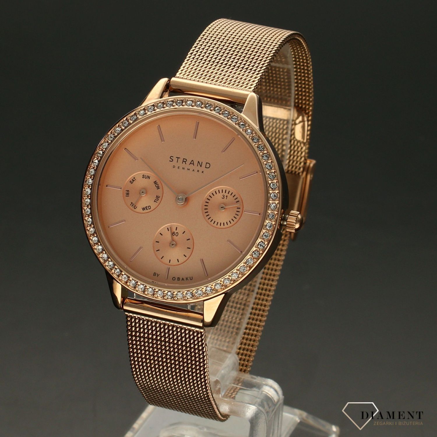 Zegarek damski STRAND Denmark S704LMVVMV. Strand Denmark to elegancki zegarek damski z oryginalną, złotą tarczą oraz kopertą ozdobioną błyszczącymi kryształami Swarovskiego. Zegarek damski posiada indeksy w kolorze 8.jpg
