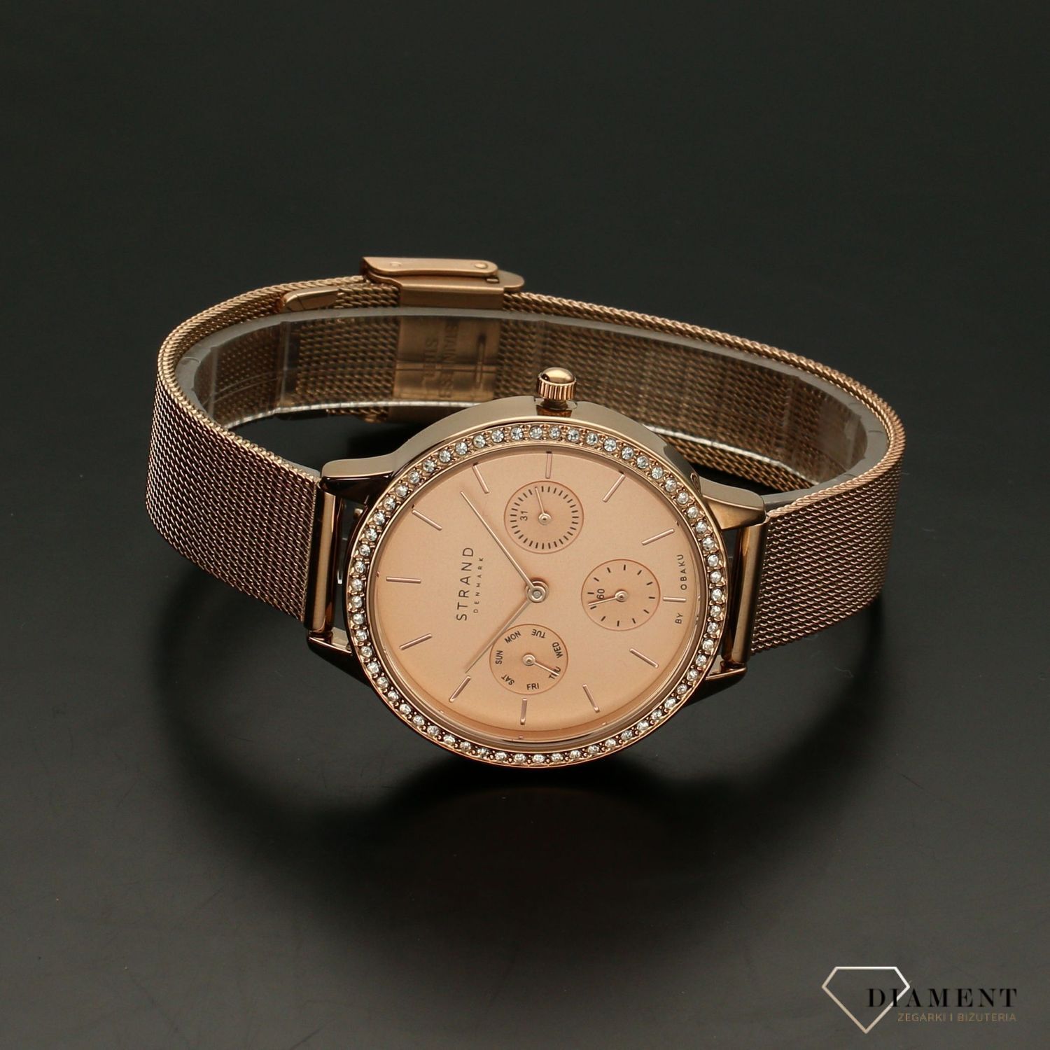 Zegarek damski STRAND Denmark S704LMVVMV. Strand Denmark to elegancki zegarek damski z oryginalną, złotą tarczą oraz kopertą ozdobioną błyszczącymi kryształami Swarovskiego. Zegarek damski posiada indeksy w kolorze 8.jpg