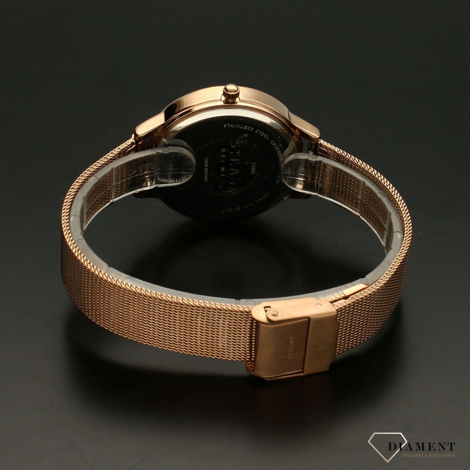 Zegarek damski STRAND Denmark S704LMVVMV. Strand Denmark to elegancki zegarek damski z oryginalną, złotą tarczą oraz kopertą ozdobioną błyszczącymi kryształami Swarovskiego. Zegarek damski posiada indeksy w kolorze 8.jpg