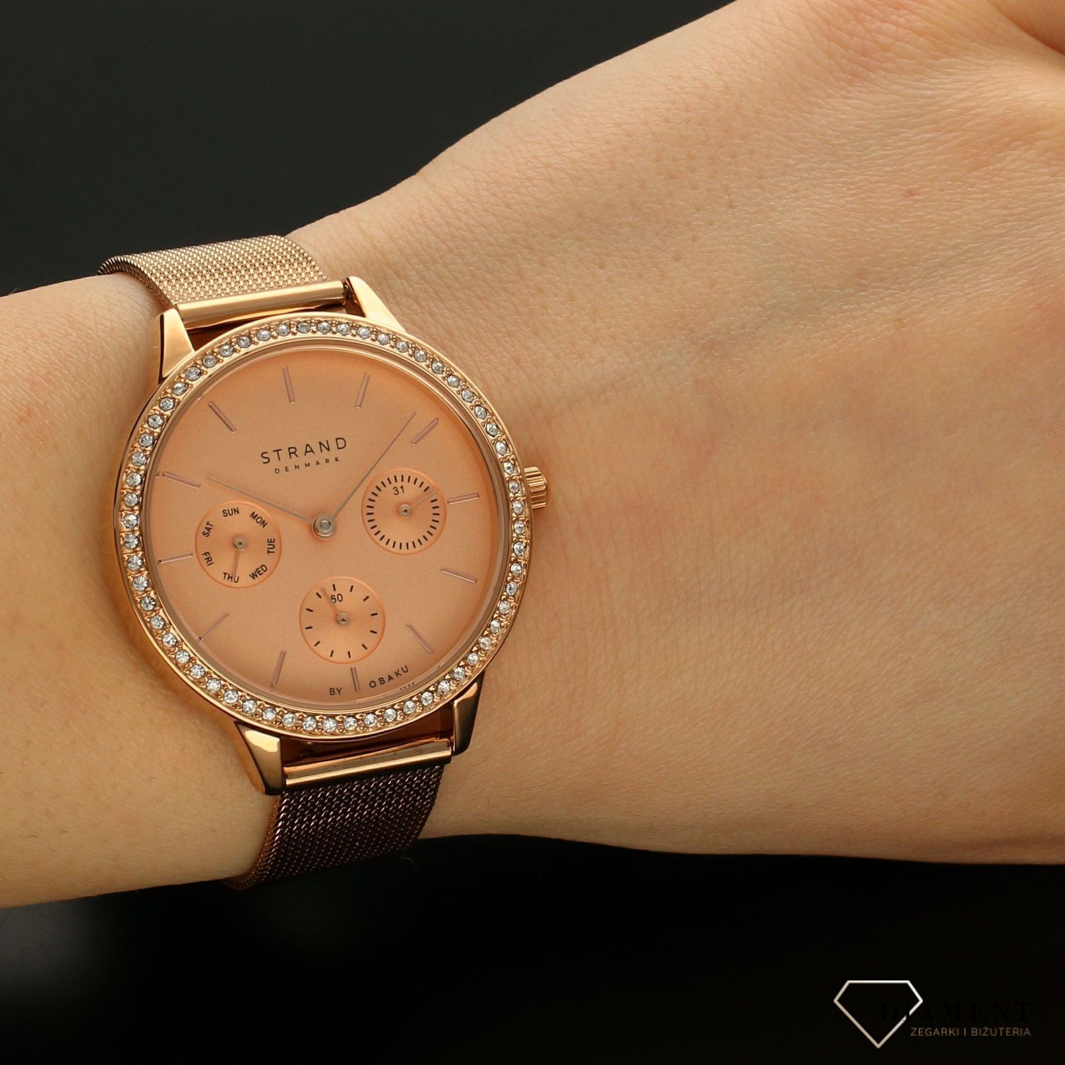 Zegarek damski STRAND Denmark S704LMVVMV. Strand Denmark to elegancki zegarek damski z oryginalną, złotą tarczą oraz kopertą ozdobioną błyszczącymi kryształami Swarovskiego. Zegarek damski posiada indeksy w kolorze 8.jpg