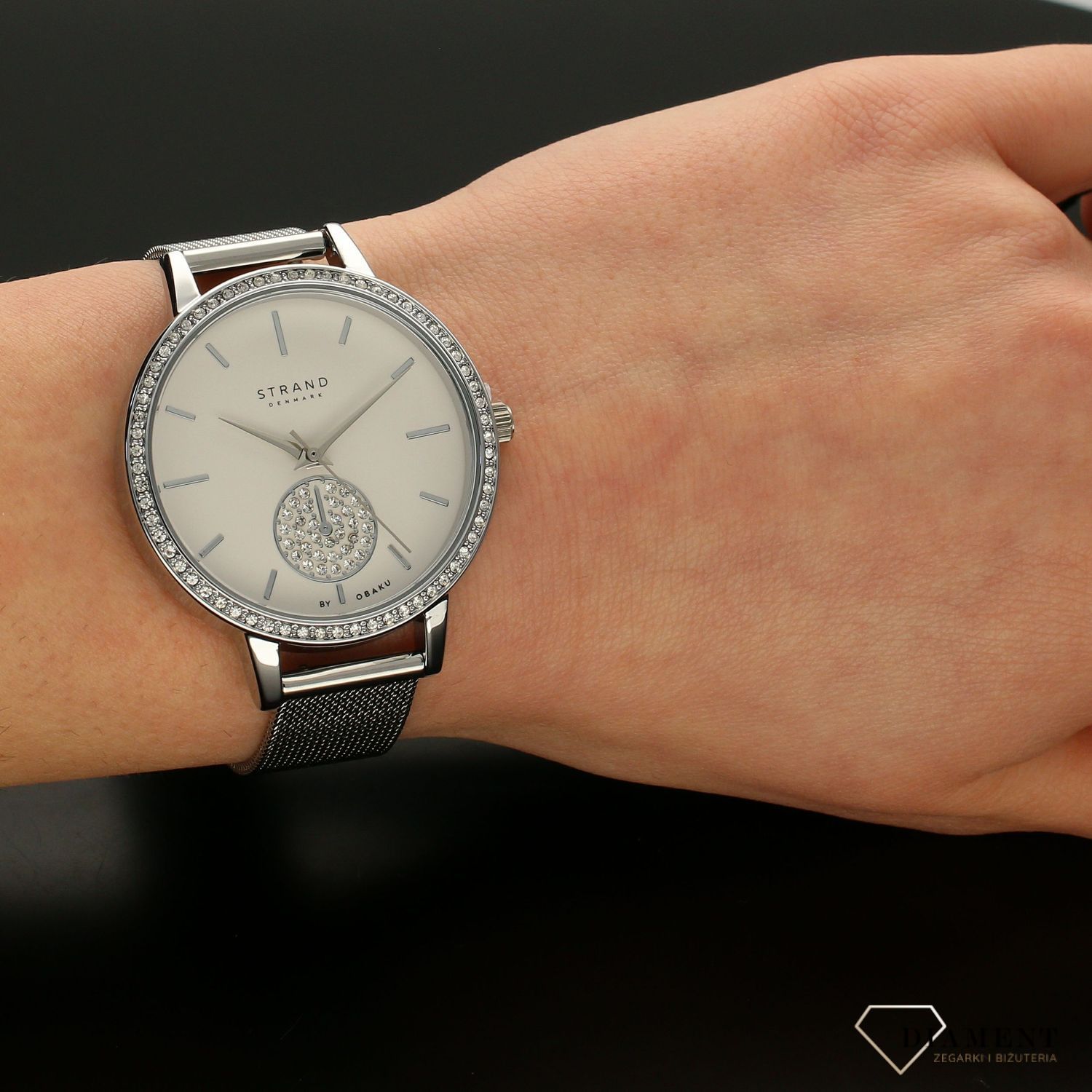 Zegarek damski STRAND Denmark S705LXCIMC . Strand to elegancki zegarek damski z oryginalną, białą tarczą, ozdobioną błyszczącymi kryształami Swarovskiego. Zegarek damski posiada indeksy w kolorze srebrnym8.jpg